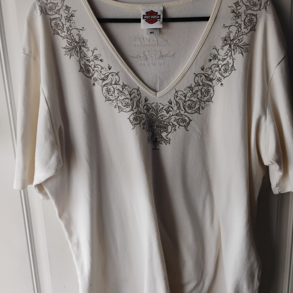 Harley-Davidson Cream V-Neck Tee with Ornate Gray Neck Print XXL 2XL
